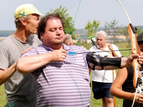 Das für die blinden Teilnehmer nicht zu sehende Sportumfeld wird in der Vorarbeit erläutert, die richtige Körperhaltung auch nachfühlbar gemacht