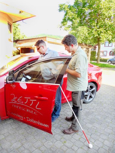 Noch hat die Person, die sich hinters Steuer setzen will, einen Blindenstock in der Hand. Gleich wird sie aber auf die Kommandos des Fahrlehrers hören und ein paar Runden drehen. Foto